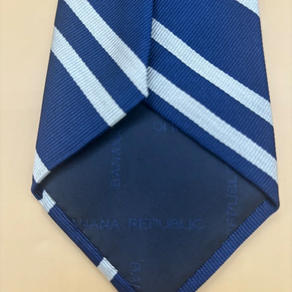 Banana Republic Mens Silk Blend Navy Light Blue Striped Necktie 3.25‎ Inch Width